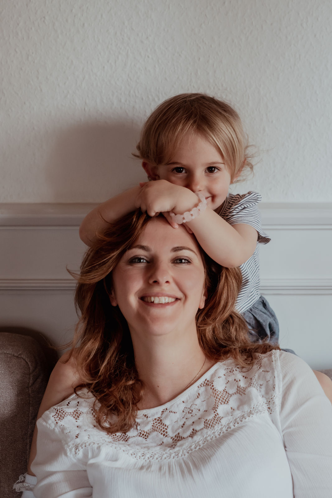 Julia mit Kind im Arm